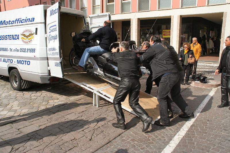 Domenica_piazza_Guidazzi_1.jpg - La motoofficina Succi in opera.