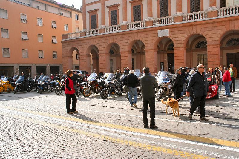 Domenica_piazza_Guidazzi_2.jpg - Domenica, piazza Guidazzi.