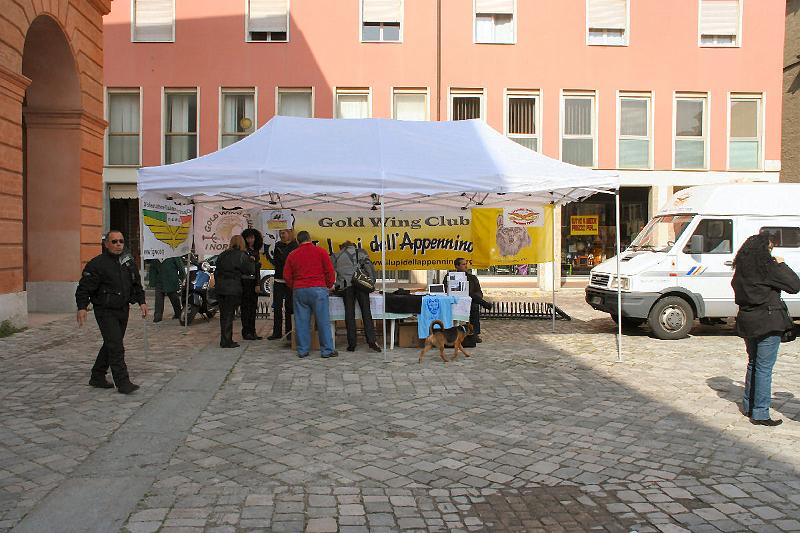 Domenica_piazza_Guidazzi_3.jpg - Domenica, piazza Guidazzi, il gazibo dell' iscrizione.