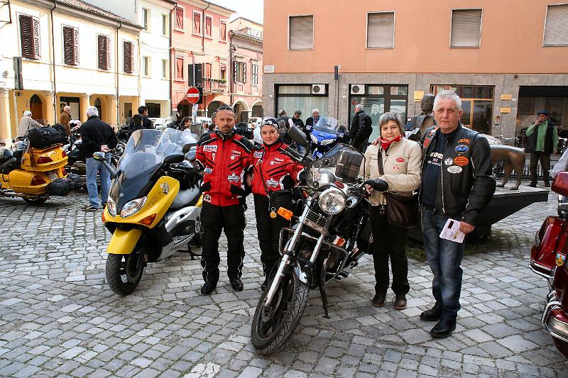 Domenica_piazza_Guidazzi_4.jpg - Domenica, piazza Guidazzi, Amici.