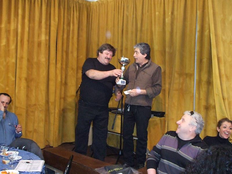 Domenica_villa_Silvia_11.JPG - Domenica, premiazione del pilota con più anni di Gold Wing d' epoca.