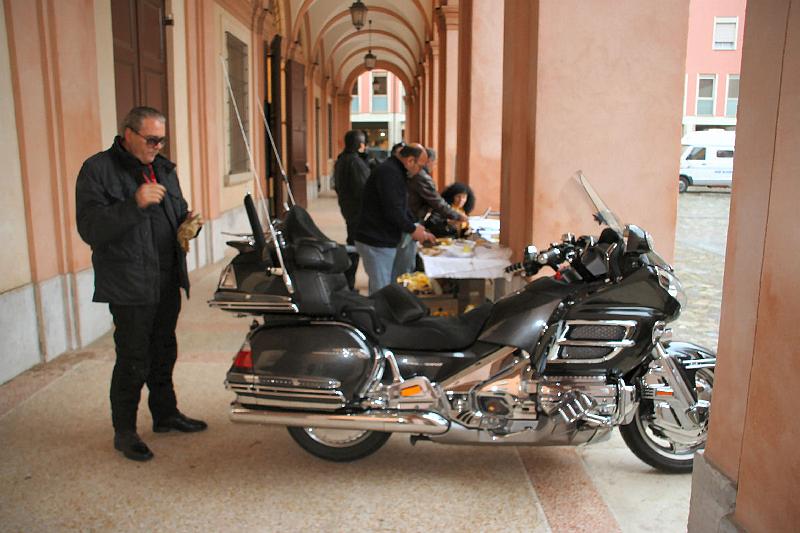 Sabato_piazza_Guidazzi_10.jpg - Gli Amici arrivano, nonostante la pioggia.