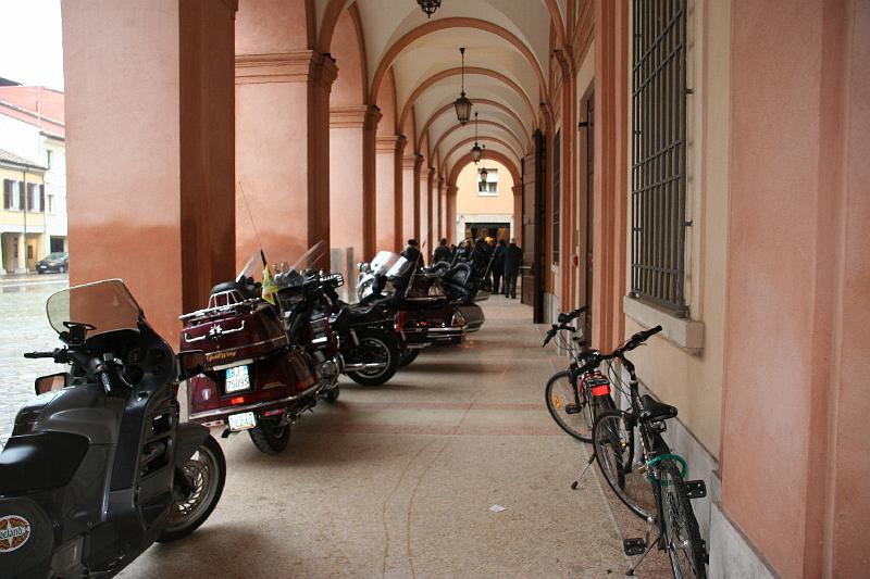 Sabato_piazza_Guidazzi_11.jpg - Sotto il porticato del teatro Bonci.