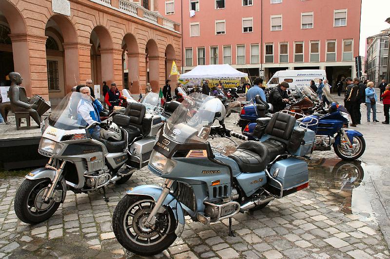 Sabato_piazza_Guidazzi_15.jpg - Ci prepariamo per il tour.