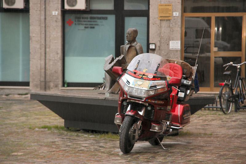 Sabato_piazza_Guidazzi_6.jpg - Una festeggiata speciale, per i chilometri percorsi.