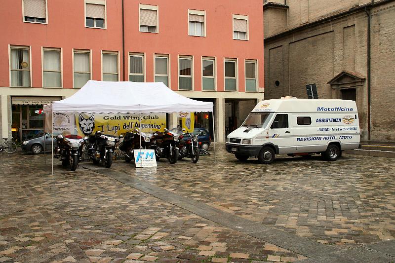 Sabato_piazza_Guidazzi_8.jpg - Sotto il gazibo, inizia la pioggia.