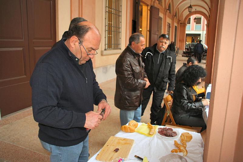 Sabato_piazza_Guidazzi_9.jpg - Uno spuntino per ingannare il maltempo.
