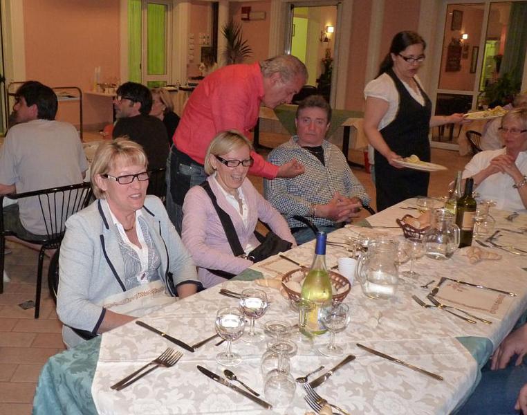24.jpg - La cena, tavolata 2.