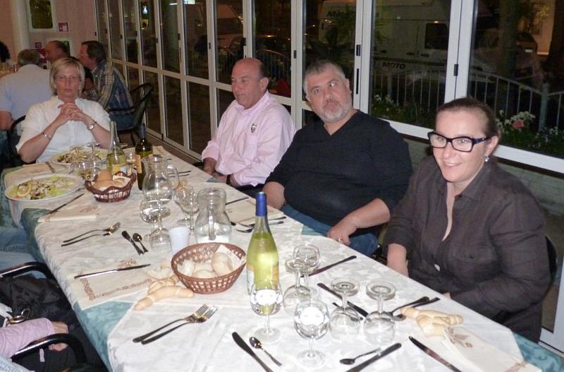 25.jpg - La cena, tavolata 3.