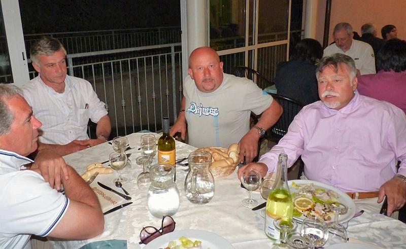 26.jpg - La cena, tavolata 4.