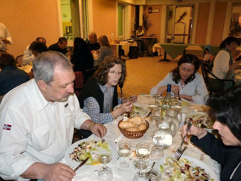 28.jpg - La cena, tavolata 6.