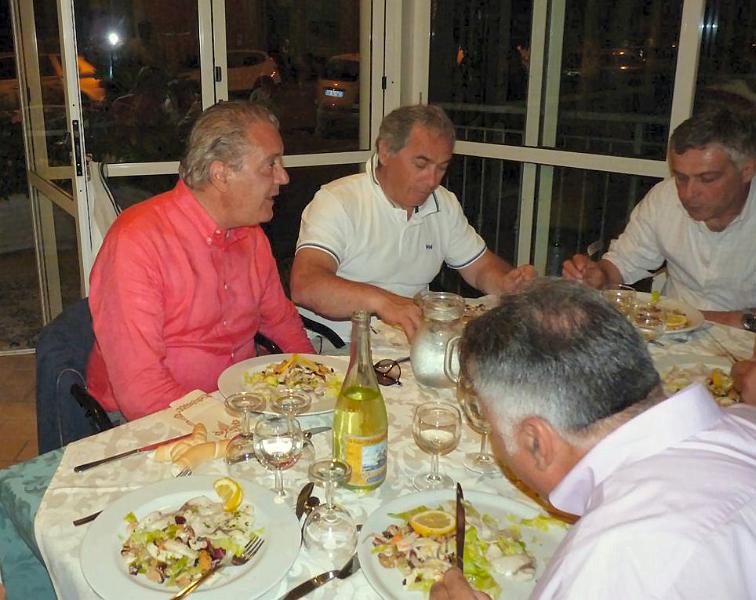 30.jpg - La cena, tavolata 8.