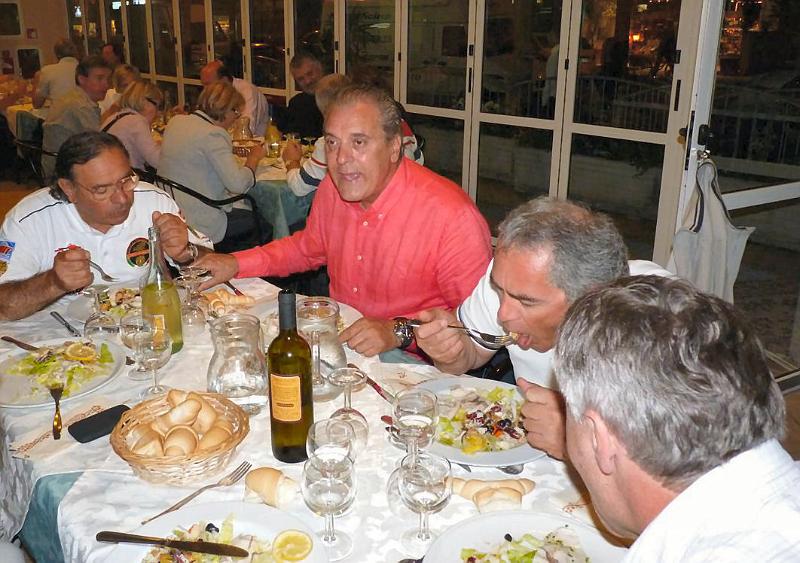 31.jpg - La cena, tavolata 9.