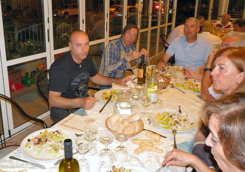 38.jpg - La cena, tavolata 16.