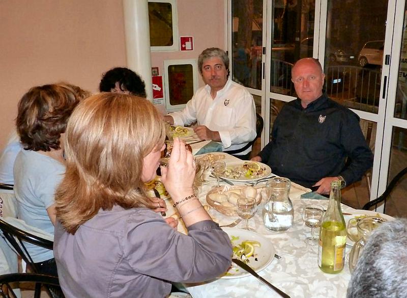 41.jpg - La cena, tavolata 19.